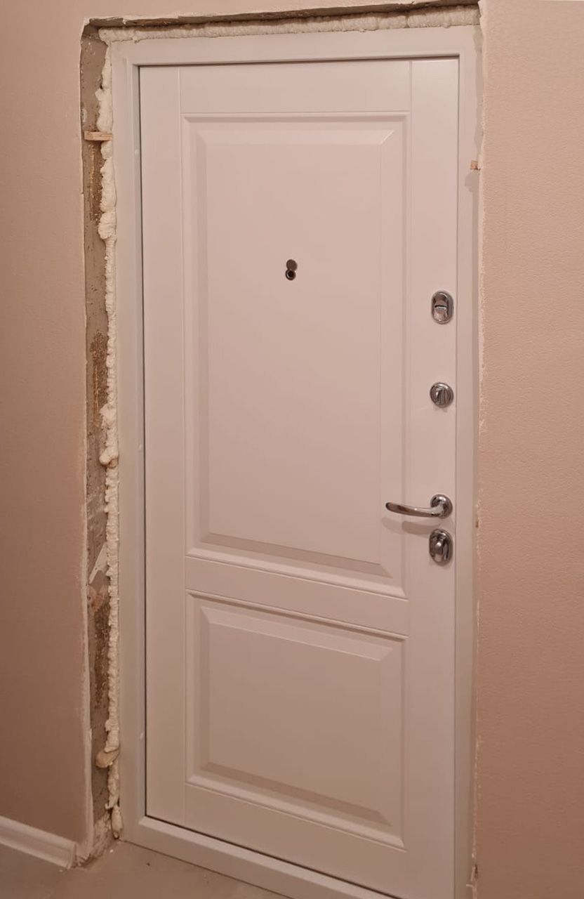 Входная дверь в квартиру Сенат вид изнутри