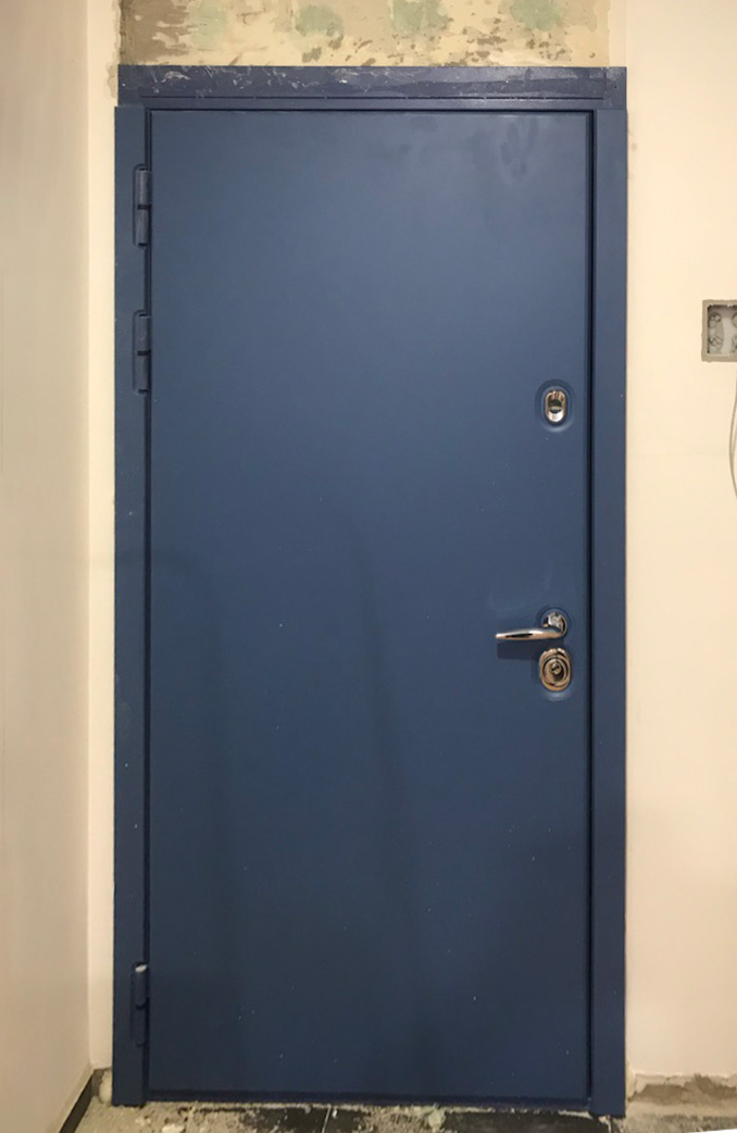 Входная дверь в квартиру 320АР1 вид снаружи