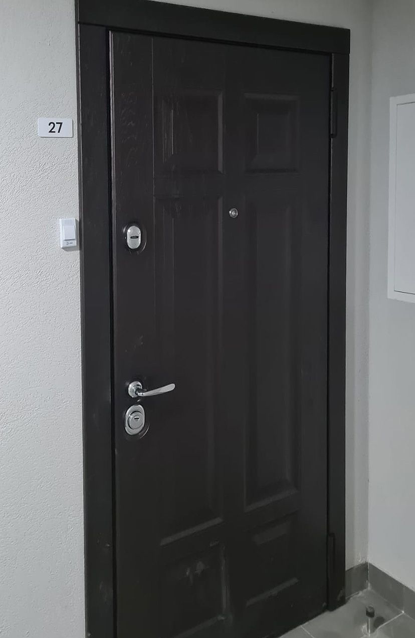 Входная дверь в квартиру Сенат вид снаружи