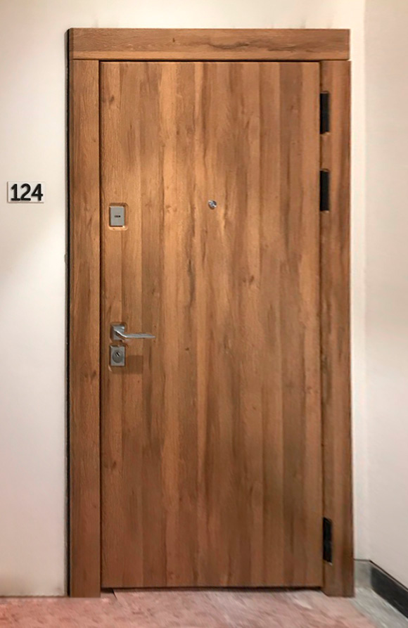 Входная дверь в квартиру 406АР1 вид снаружи