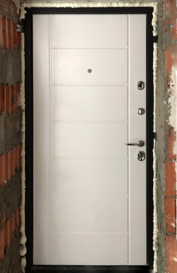 Входная дверь в квартиру 99А1 вид изнутри