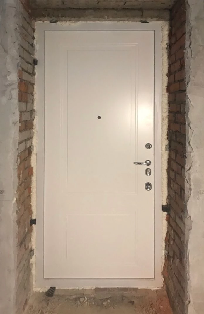Входная дверь в квартиру 23АР3 вид изнутри